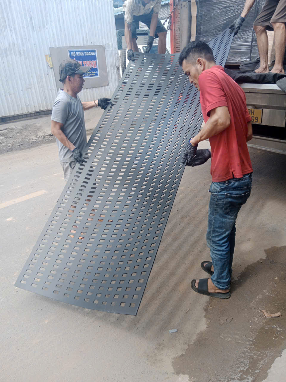 Tấm Kim Loại CNC Treo Gạch Men – Gia Công Theo Bản Vẽ