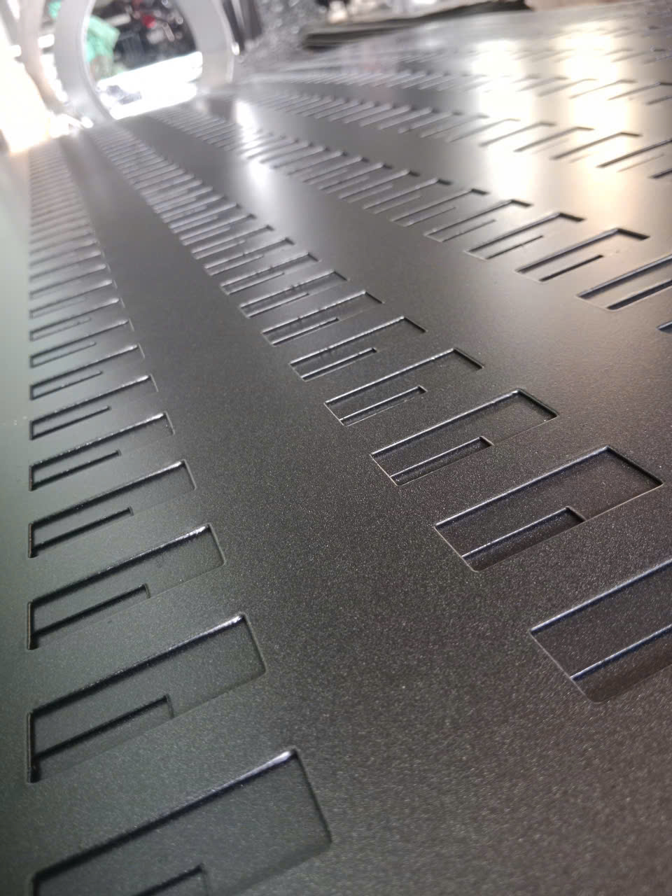 Tấm Mạ Kẽm CNC Treo Gạch Men – Giải Pháp Bền Cho Hệ Trưng Bày