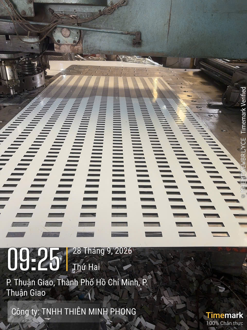 Báo Giá Tấm CNC Treo Gạch Men – Yếu Tố Ảnh Hưởng Chi Phí