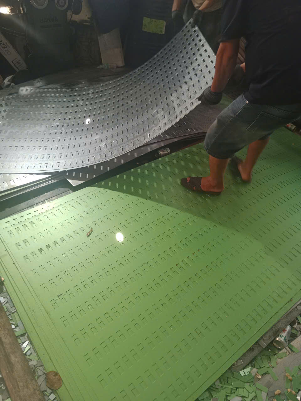 Quy Cách Tấm CNC Treo Gạch Men: Độ Dày, Kích Thước, Kiểu Lỗ