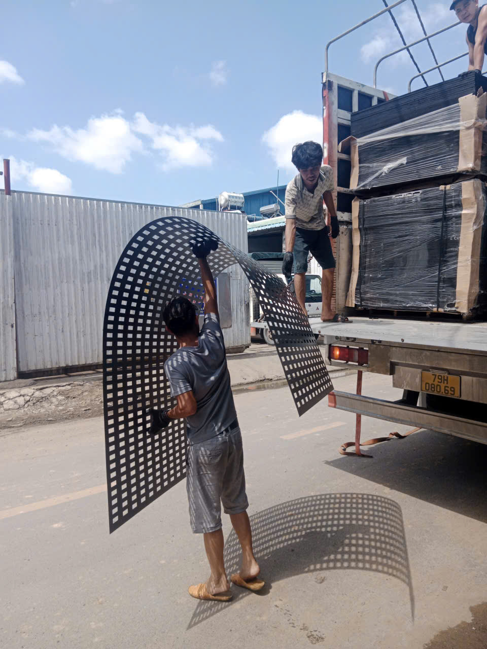Sản Xuất Tấm CNC Treo Gạch Men – Quy Trình Từ Bản Vẽ Đến Thành Phẩm