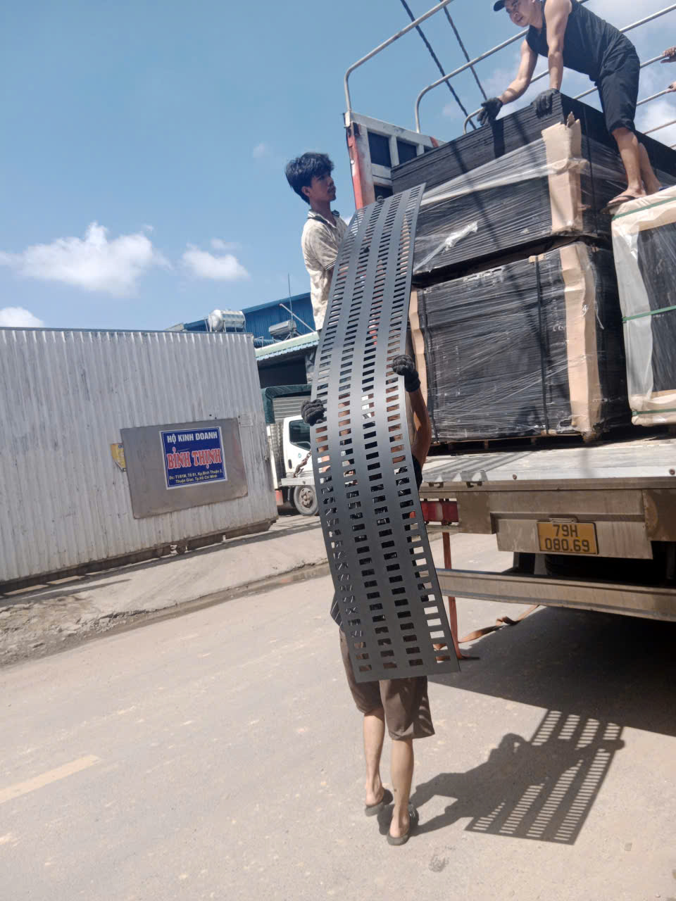 Tấm CNC Treo Gạch Men Dạng Đứng – Phù Hợp Showroom Nhỏ