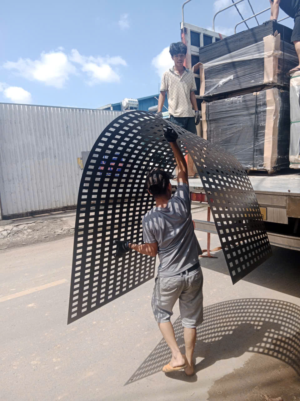 Tấm CNC Treo Gạch Men Dạng Lật – Khi Nào Nên Sử Dụng?