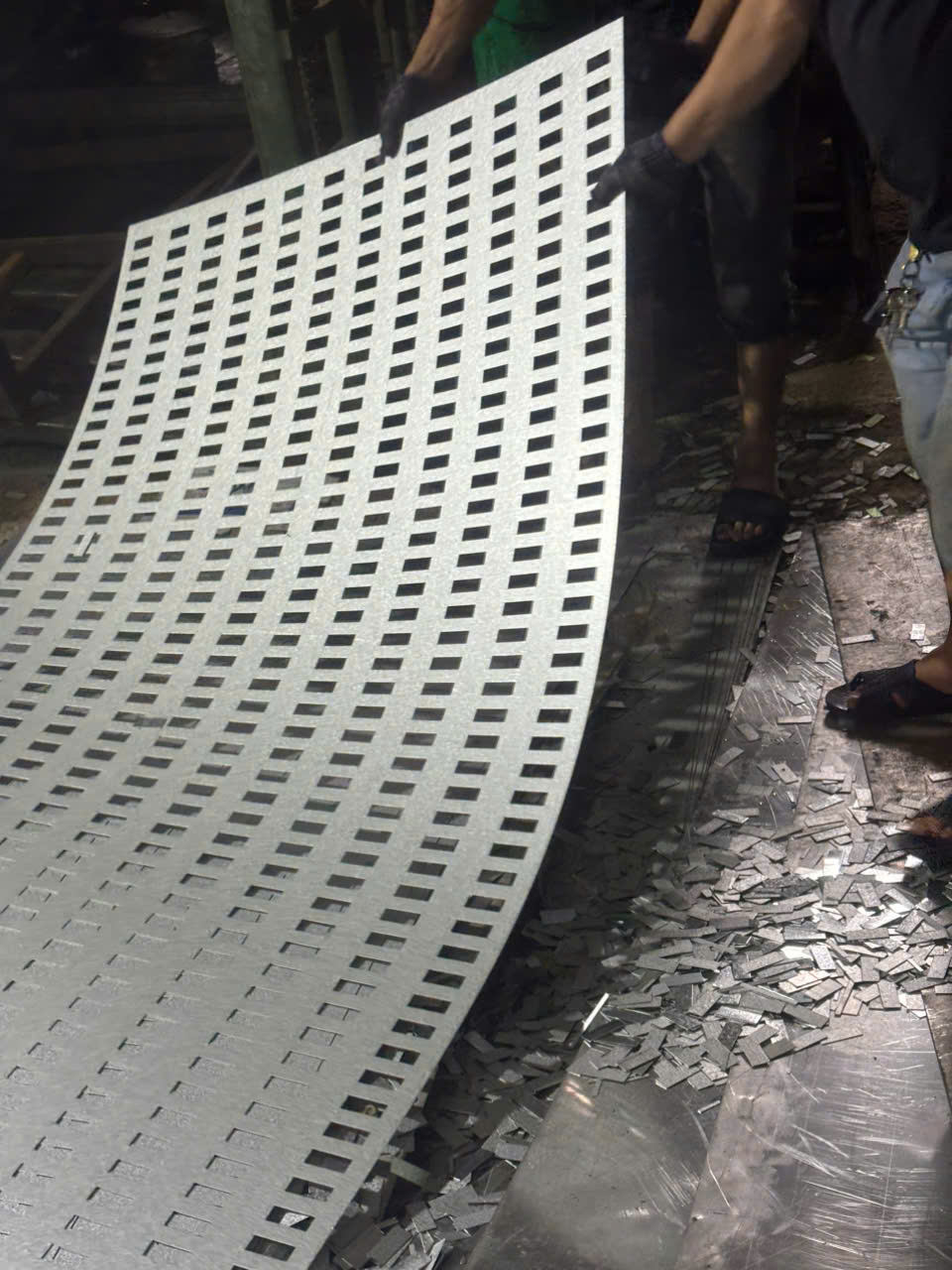 Tấm CNC Treo Gạch Men Dạng Ray – Tăng Số Lượng Mẫu Trưng Bày