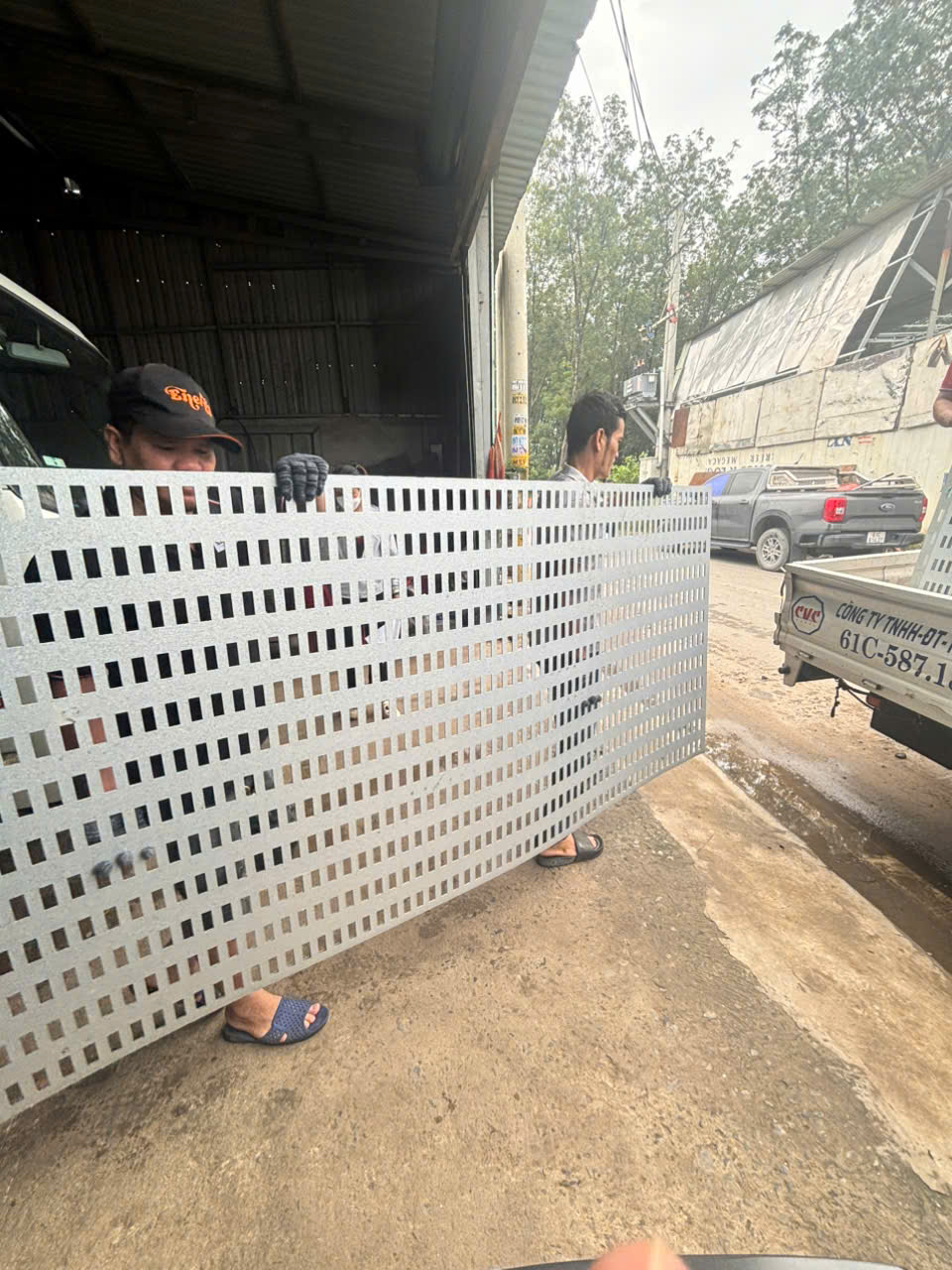 Tấm CNC Treo Gạch Men Độc Lập – Thiết Kế Kệ Trưng Bày Linh Hoạt