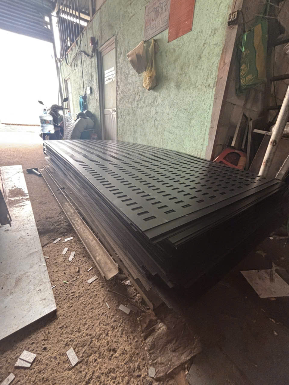 Tấm CNC Treo Gạch Men Giá Bao Nhiêu? Cách Tính Chi Phí Gia Công