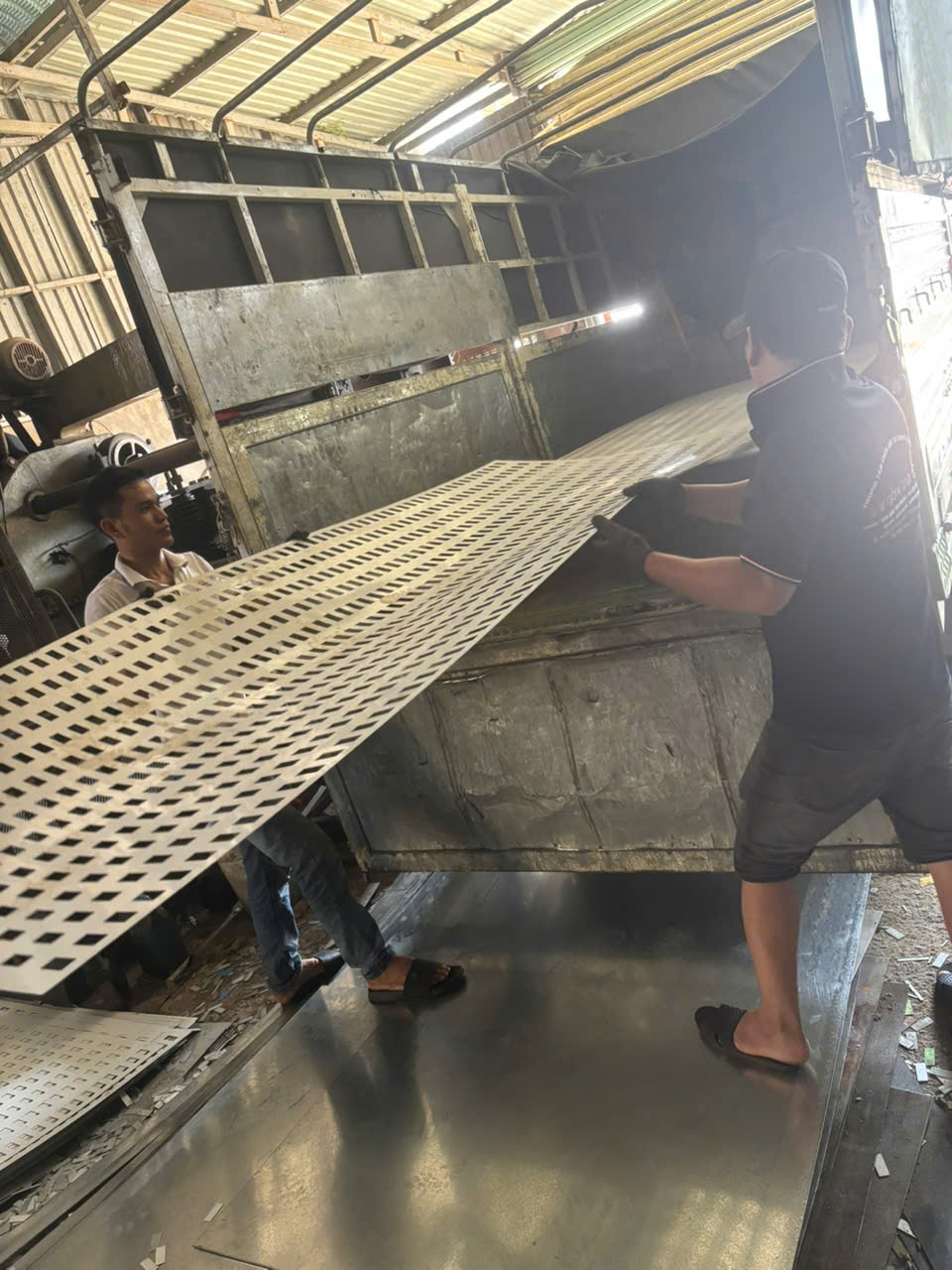 Mẫu Tấm CNC Treo Gạch Men Đẹp – 20 Ý Tưởng Thiết Kế Showroom