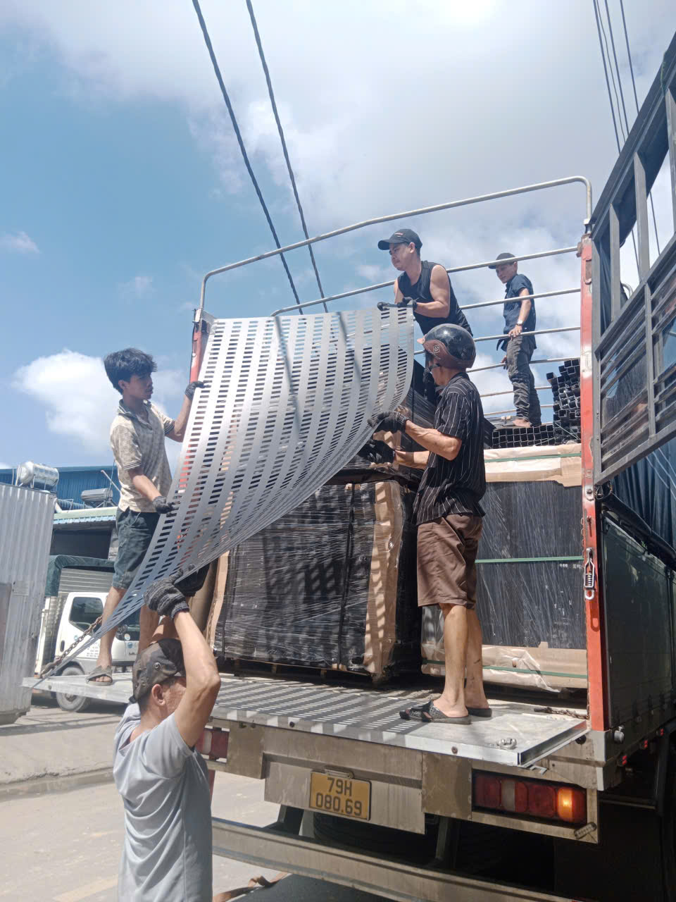 Sản Xuất Tấm CNC Treo Gạch Men TP.HCM – Giao Hàng Tận Nơi