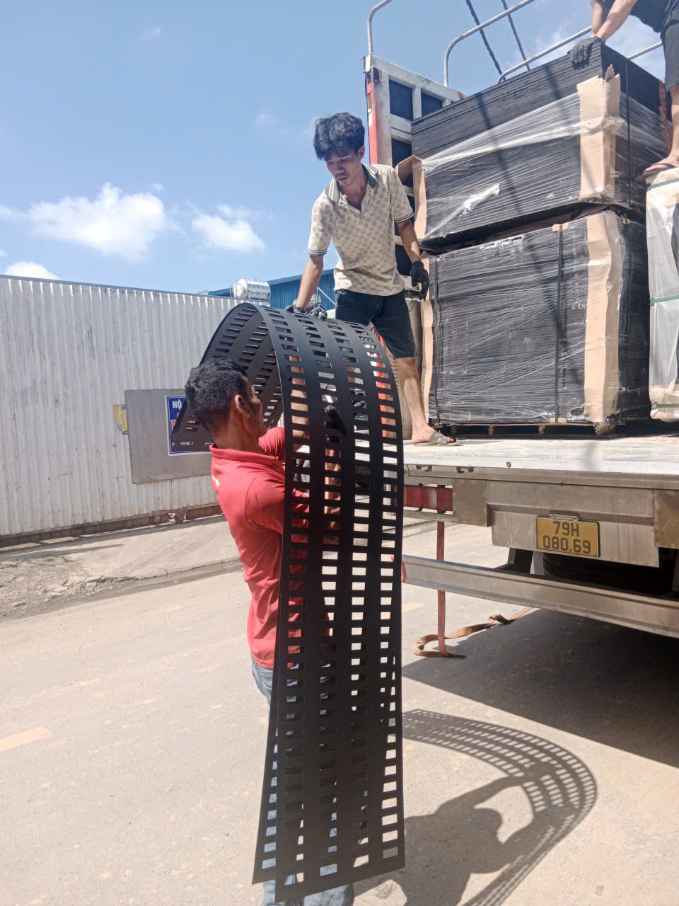 Tấm CNC làm kệ treo gạch men TP.HCM – Tối ưu diện tích showroom
