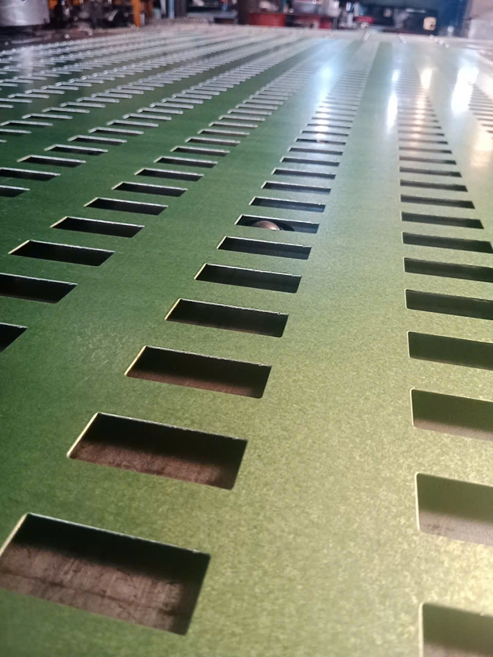 Tấm CNC Treo Gạch Khổ Lớn TP.HCM – Giải Pháp Trưng Bày 600×1200