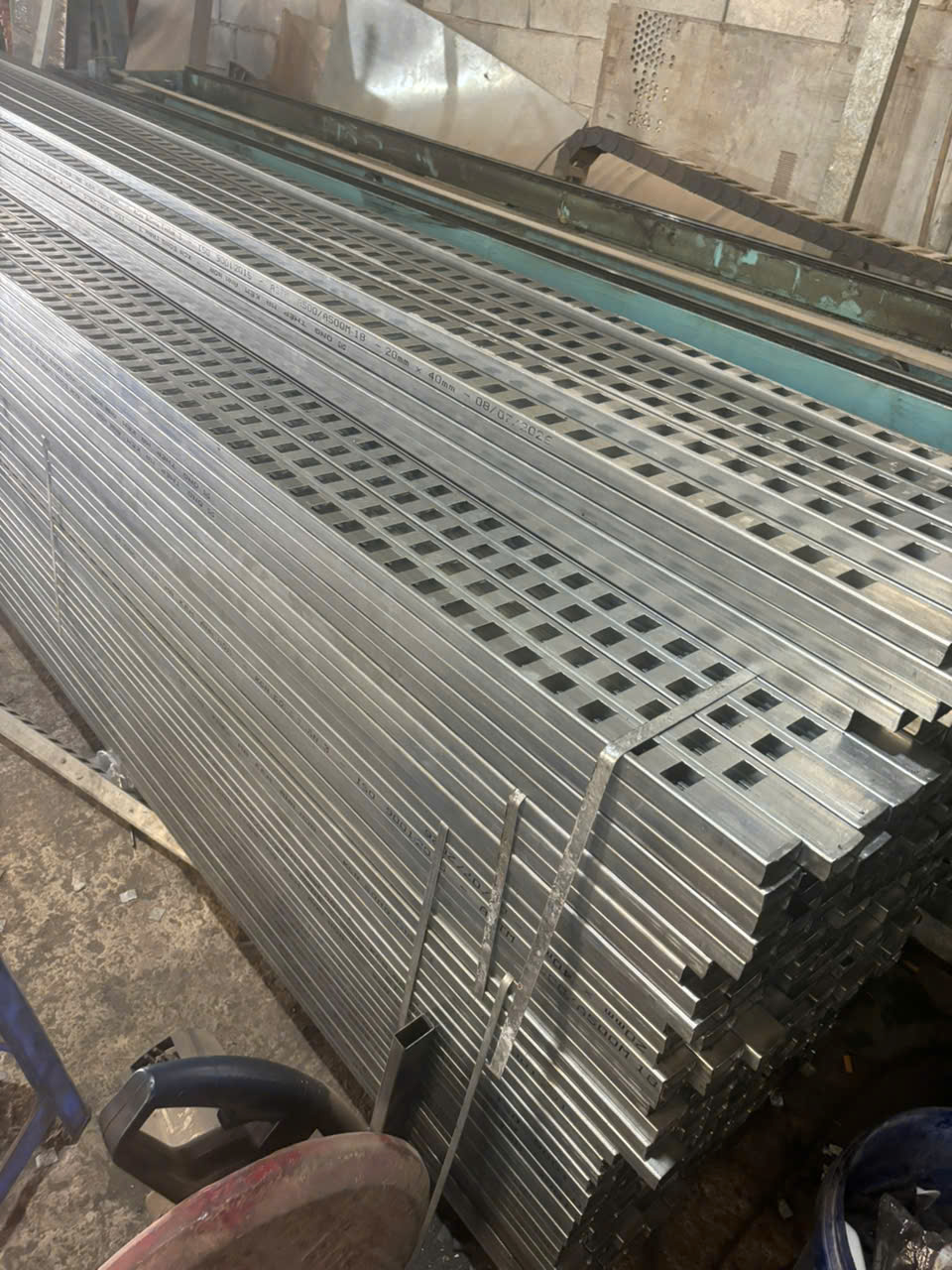Thanh đục lỗ treo gạch men có bền không?