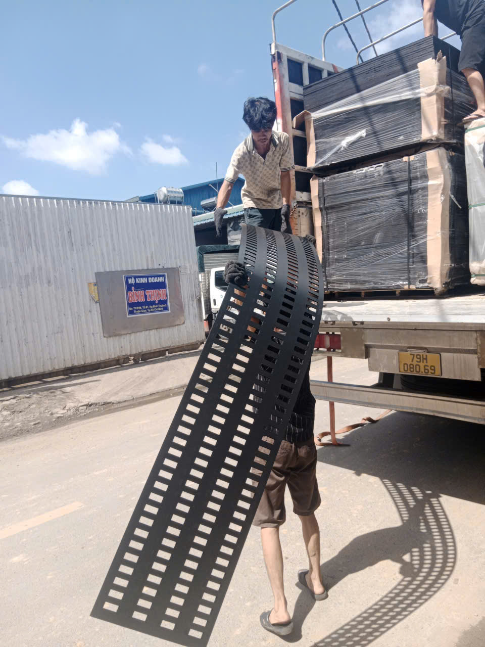 Xưởng Tấm CNC Treo Gạch Men TP.HCM – Sản Xuất Số Lượng Lớn